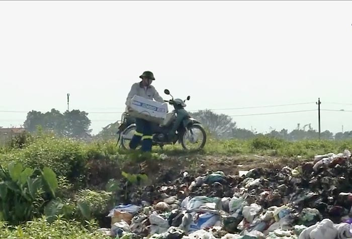 [Video] Bức xúc bãi rác ven sông